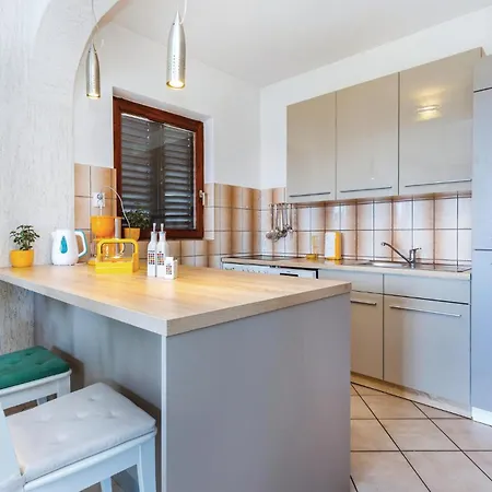 5 Bedroom Cozy In Holiday home *